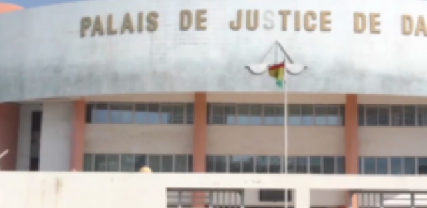 Pour intimider sa copine qui voulait le quitter, N. Diouf la menace de divulguer ses photos nues dans leurs familles respectives.