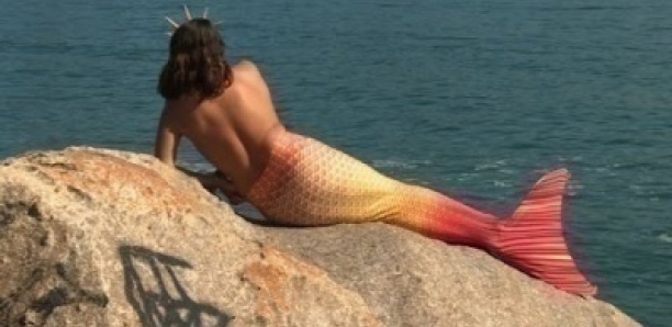 Il Trouve Une Vraie Sirène Et Voilà Ce Qui Lui Arrive... À la plage de Malibu