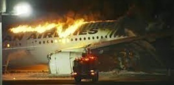 Japon : un avion de ligne en feu après avoir heurté un autre appareil à l’aéroport de Tokyo