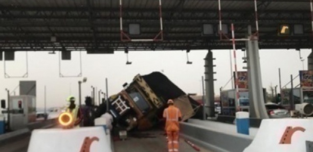 Autoroute à péage : Un camion poids lourd s'est renversé à hauteur de Sébikhotane