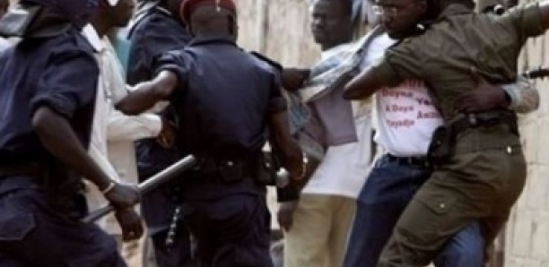 Ziguinchor : deux faux policiers qui contrôlaient les clients d’un bar arrêtés par de vrais policiers lors d’un contrôle bar