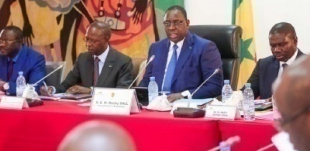 Report Présidentielle : Macky Sall profite du conseil des ministres pour répondre aux critiques, « c’est comme si l’on demandait à un chef de famille de quitter la maison… »
