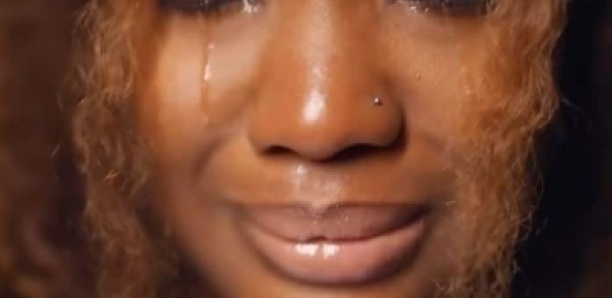 Nouvelle sortie : Wally Seck pleure sa mère Diaga en public pour la première fois (vidéo)