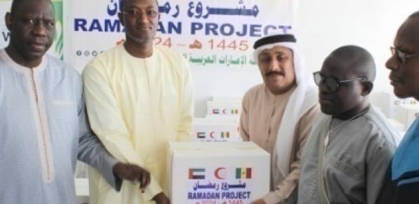 Les Emirats Arabes Unis remettent 200 kits alimentaires à la Haute Autorité du Waqf pour des personnes vulnérables