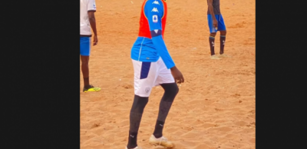 Mbaye DIAGNE joue au foot au terrain de jeux des HLM avec ses amis