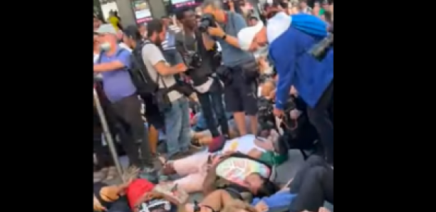Couchés sur la place publique: les espagnols rendent hommage aux 45 migrants tués par...