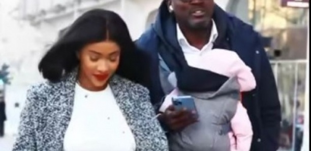 Doro Gaye en balade avec Raky et son son nouveau-né dans les rues d’Europe