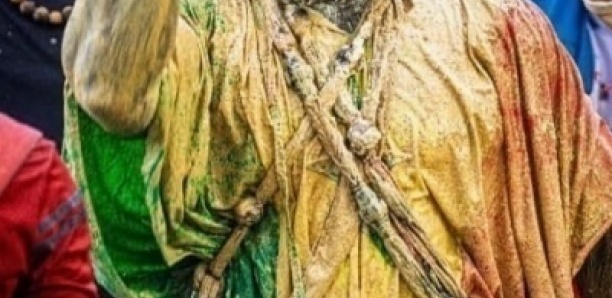 Lutte : port de treillis, effigies de marabouts, drapeaux, le CNG tape du poing sur la table