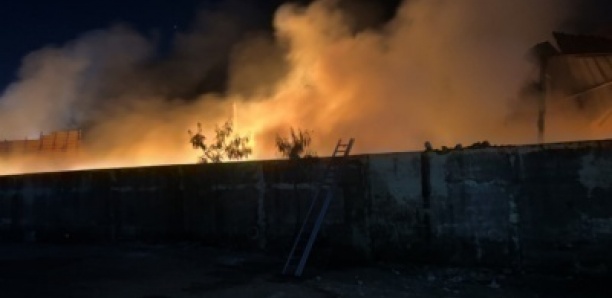 Urgent : Grave incendie dans un entrepôt de matériels électroménagers à Cambérène, plusieurs centaines de millions partis en fumée.