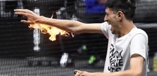 Un militant met le feu à son bras pour protester contre les jets privés lors d’un match de la Laver Cup