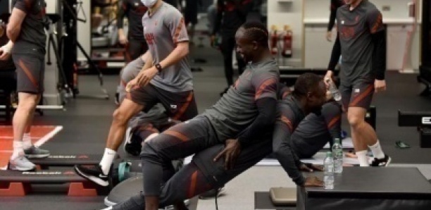 Quand Naby Keita s'amuse à faire des pompes avec Sadio Mané sur le dos !