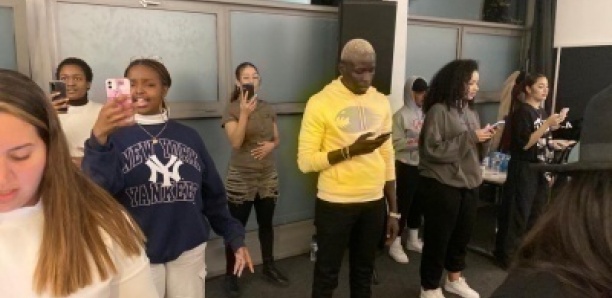 Paris : Ngaaka Blindé et le cours de chant au studio Luna