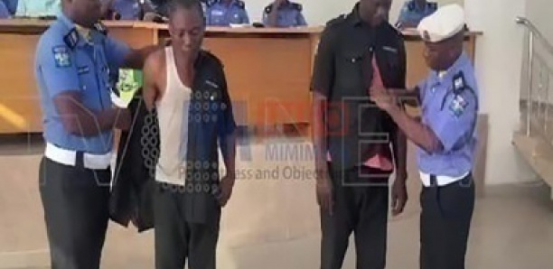 2 policiers humiliés et licenciés après avoir été filmés en train de…
