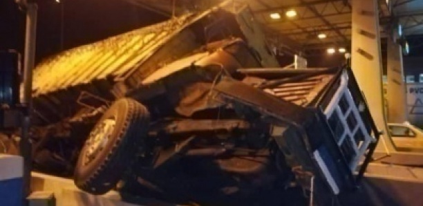 Toglou : Un camion s'est renversé à l'entrée du guichet