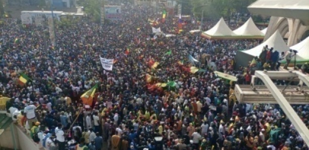 Mali : Vaste rassemblement des Maliens en soutien à la junte contre les sanctions de la CEDEAO.