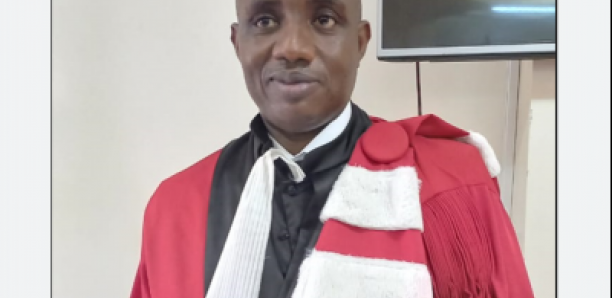 Yoro Dia, ministre, chargé de la com de la présidence sénégalaise, décoré pour service rendu à la France
