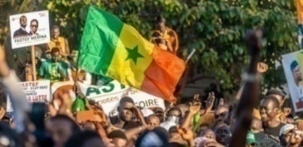 Une femme avec un bébé parmi les détenus, arrêtés lors des manifestations du 16 mars dernier