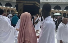 Oumra : Virginie Et Moustapha Name à La Mecque (vidéo)