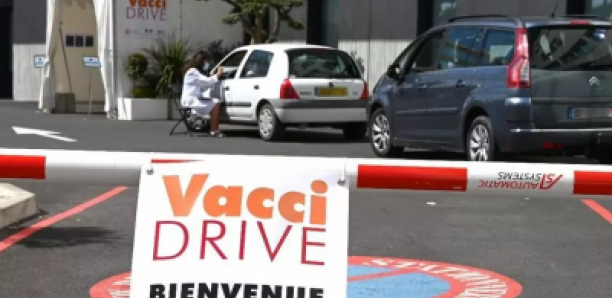 Premier vaccidrive en France : « C’est cool de se faire vacciner dans la voiture »