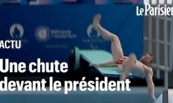 Le Plongeur Alexis Jandard Chute Devant Macron Lors De L’inauguration De La Piscine Olympique