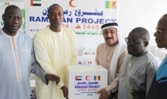 Les Emirats Arabes Unis Remettent 200 Kits Alimentaires à La Haute Autorité Du Waqf Pour Des Personnes Vulnérables