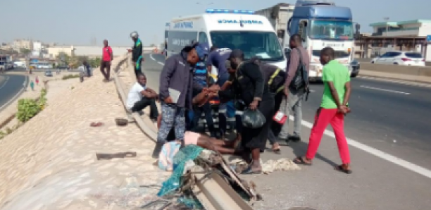 Pikine :un car ndiaga Ndiaye se renverse sur l'autoroute, plusieurs blessés enregistrés