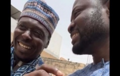 Une Belle Rencontre Entre Fata Et Fada Freedy à La Mosquée Pour La Prière Du Vendredi