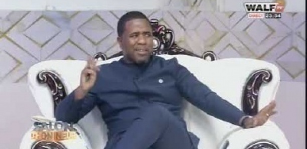 Dany Gueye s'énerve aux questions de Moustapha et Pierre (4 caméramen )