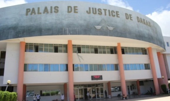 Tribunal De Dakar : Une Dame S'évanouit En Pleine Audience Et ...