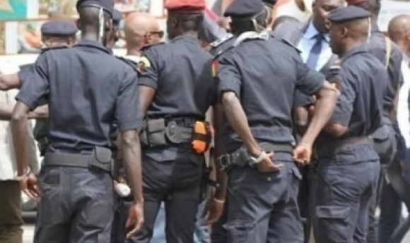 Guédiawaye : Le Commerçant De 68 Ans Braque Son Pistolet Contre Le Policier