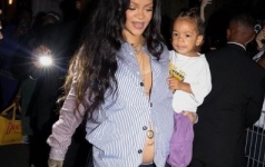 Rihanna Très Enceinte Et En Famille Au Défilé De Son Compagnon Asap Rocky à Paris : Leur Fils Riot, 1 An Et Demi, A Fait Craquer Tout Le Monde
