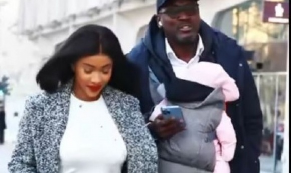 Doro Gaye En Balade Avec Raky Et Son Son Nouveau-né Dans Les Rues D’europe