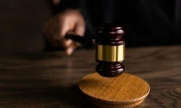 15 Ans De Réclusion Requis Contre La Petite-fille Qui A Brûlé Vif Son Grand-père Malade