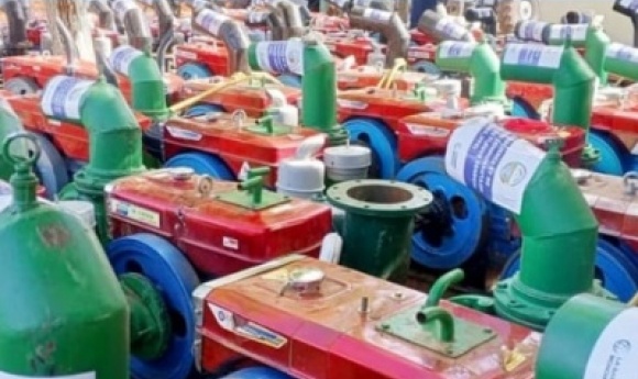 Assistance Aux Impactés Des Inondations De 2024 : Prdc-vfs Offre 110 Groupes Moto Pompe à 7800 Producteurs Dont 6700 Femmes