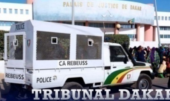 Insolite : Un Homme Surpris En Train De Prendre Une Photo Du Procureur En Pleine Audience