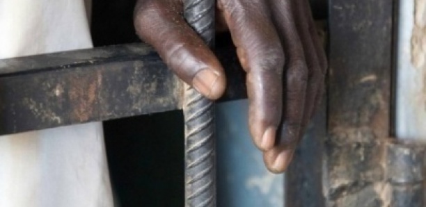 Dakar: un vigile condamné a un mois de prison ferme pour avoir brisé le bras de sa victime avec une brique
