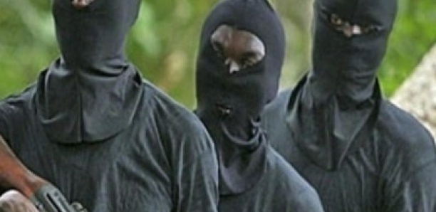 Braquage à Touba : le film du face-à-face sanglant entre un jeune courageux et… neuf voleurs armés de fusils et de machettes
