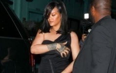 Anniversaire De Son Chéri Asap: Rihanna Sublime En Robe Fendue