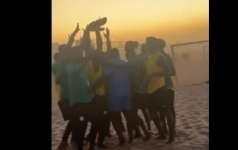 Regardez La Belle Complicité Entre Modou Lô Et Les Lions Du Beach Soccer