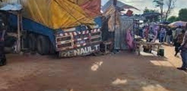 Kédougou : Un camion finit sa course sous un pont, le chauffeur coincé