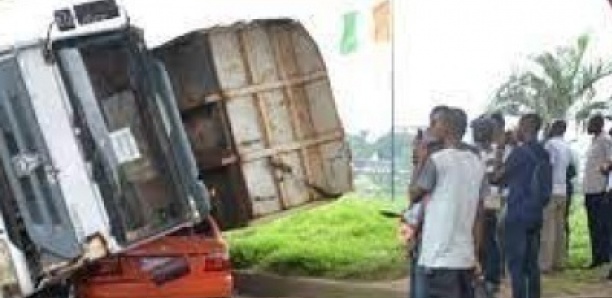 Kédougou : Un camion finit sa course sous un pont