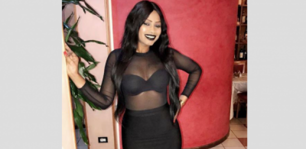 Soutien gorge noir, haut transparent, Mbathio Ndiaye se dévoile.