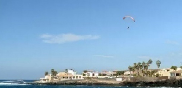 Un migrant rentre dans l'enclave espagnole de Melilla en parapente