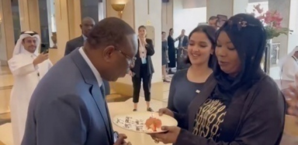 Pour son anniversaire, Macky Sall à eu droit à une grosse surprise à sa sortie d’hôtel au Qatar