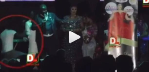 Voici la terrible chute du chanteur Sidy Diop en plein concert